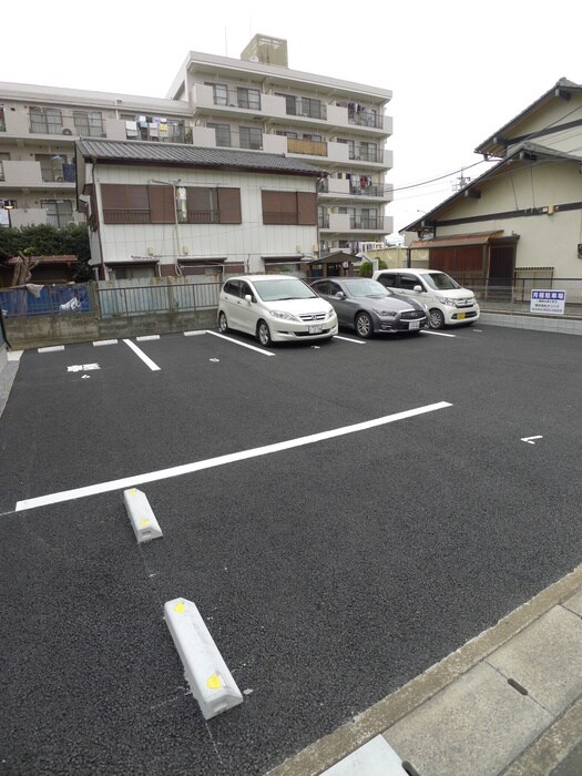 物件外観写真4　(駐車場)