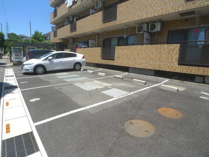 物件外観写真4　(駐車場)