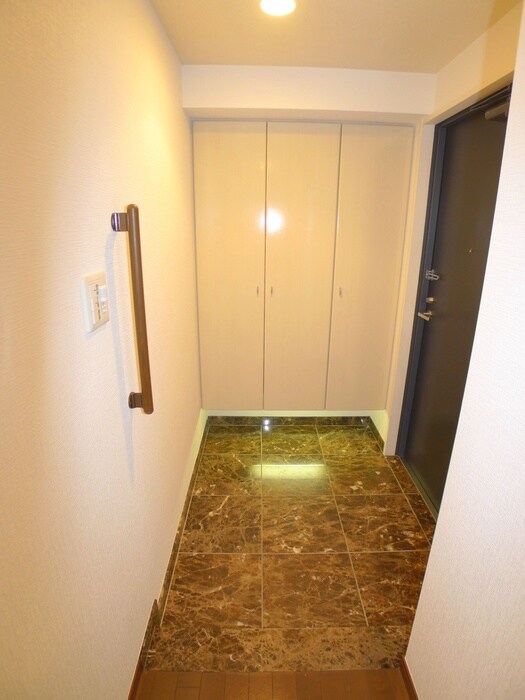 物件内観写真12　(玄関)