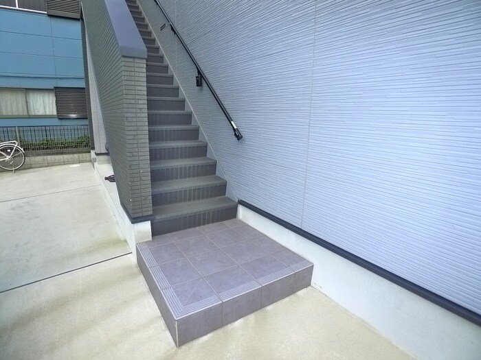 物件外観写真5　(エントランス部分)