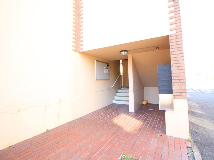 物件外観写真2　(エントランス部分)