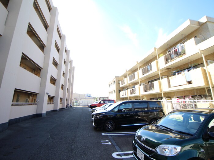 物件外観写真4　(駐車場)