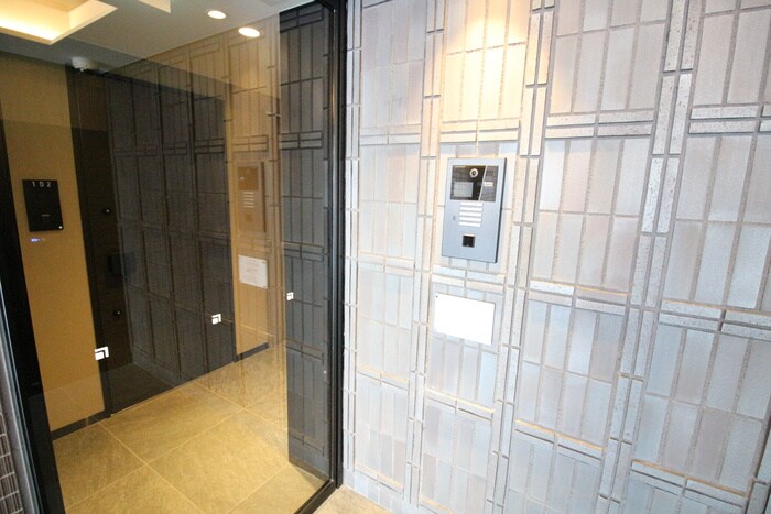 物件外観写真6　(エントランス部分)