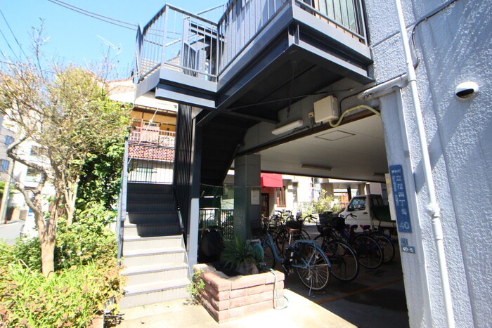 物件外観写真6　(エントランス部分)