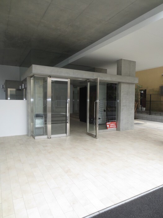 物件外観写真2　(エントランス部分)