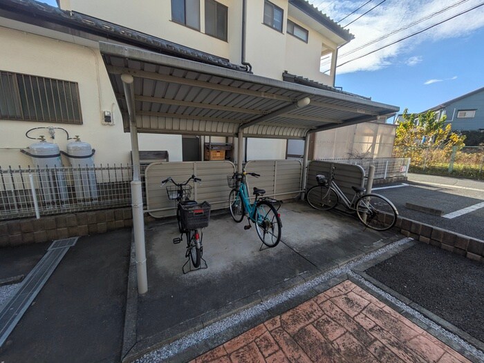 物件外観写真4　(駐輪場)