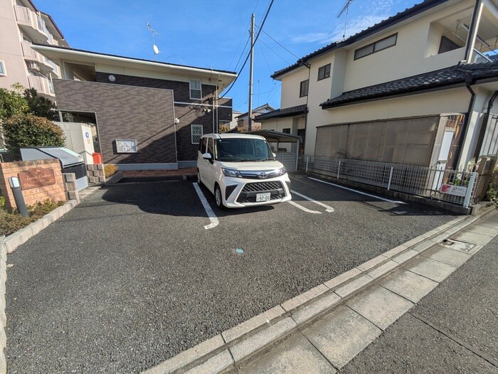 物件外観写真6　(駐車場)