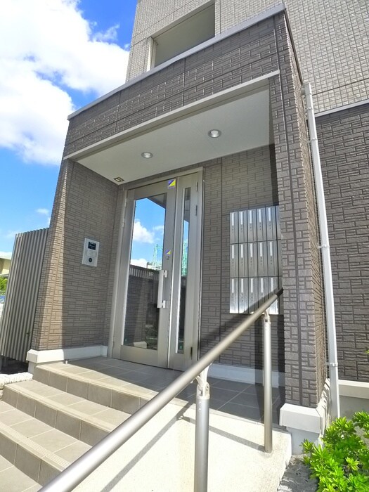 物件外観写真3　(エントランス部分)