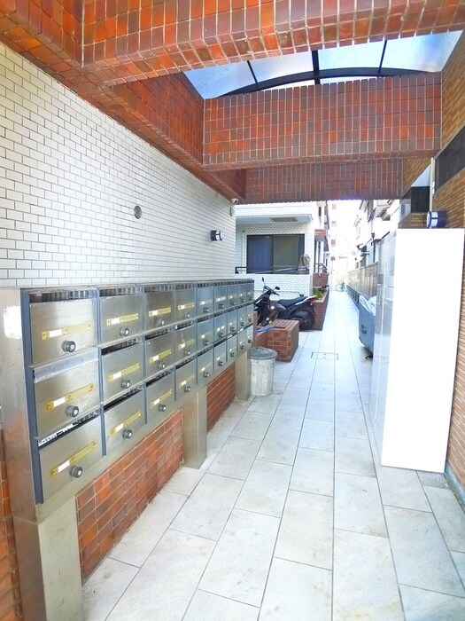 物件外観写真2　(エントランス部分)