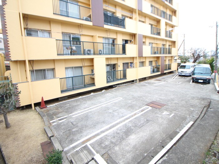 物件外観写真2　(駐車場)