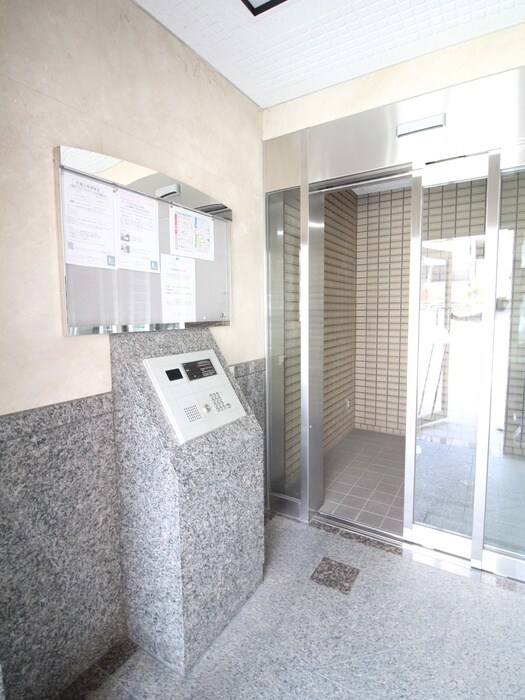 物件外観写真3　(エントランス部分)