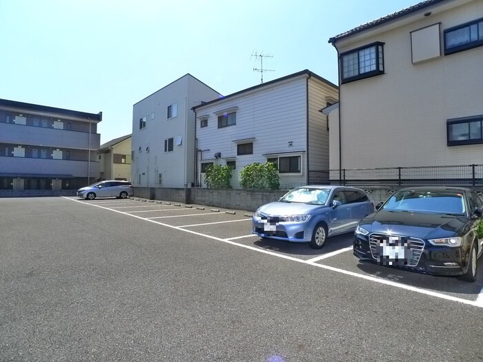 物件外観写真4　(駐車場)