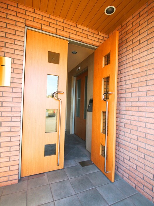 物件外観写真3　(エントランス部分)