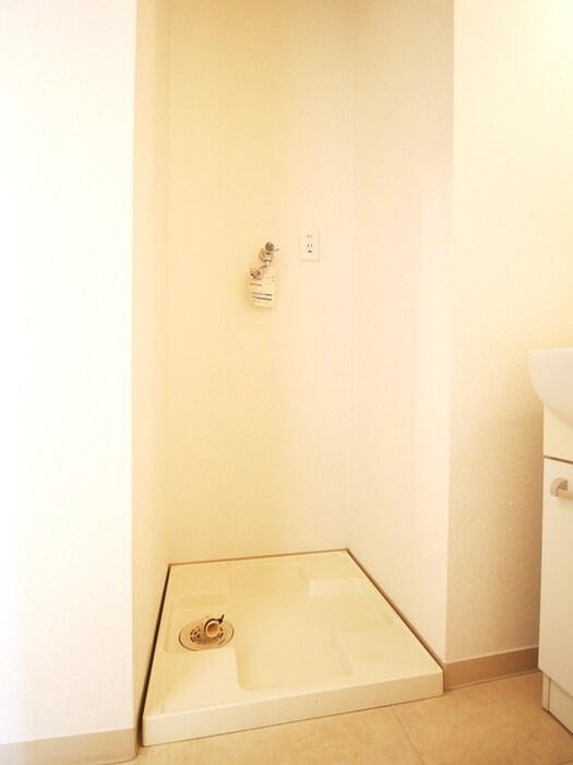 物件内観写真16　(洗濯機置場)