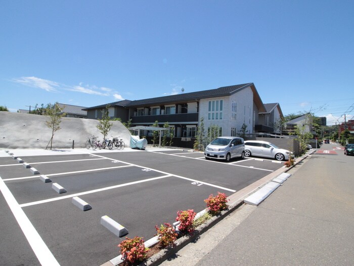 物件外観写真3　(駐車場)