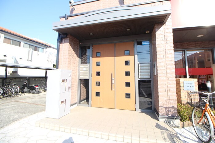 物件外観写真3　(エントランス部分)