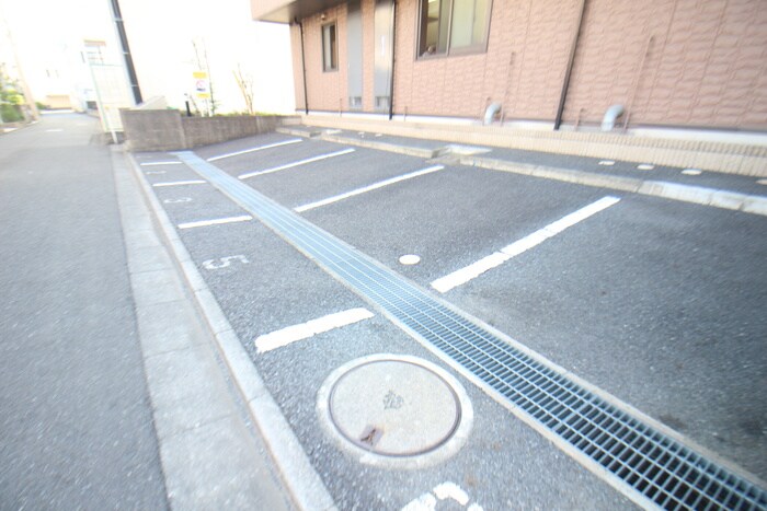 物件外観写真5　(駐車場)