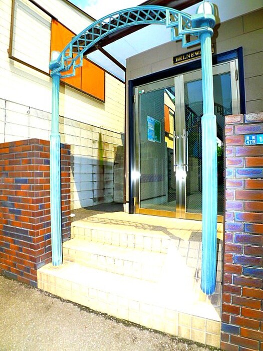 物件外観写真3　(エントランス部分)