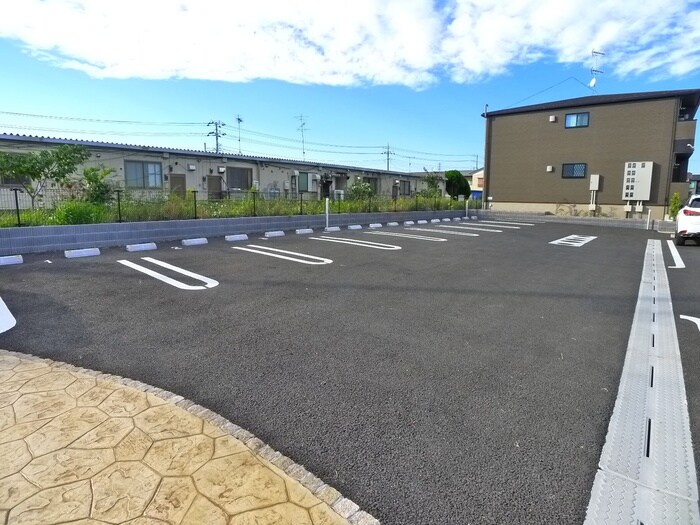 物件外観写真3　(駐車場)