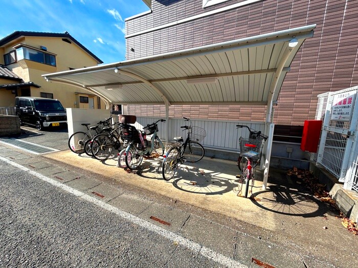 物件外観写真4　(駐輪場)