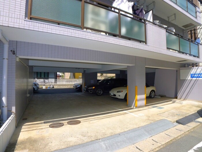 物件外観写真5　(駐車場)