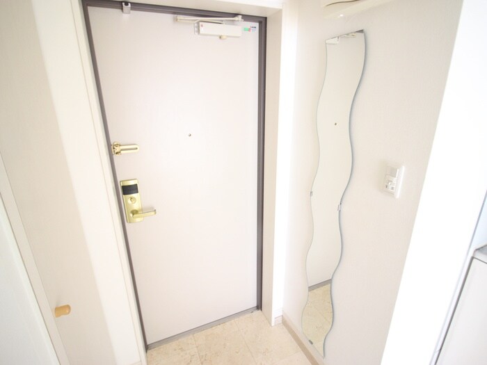 物件内観写真7　(玄関)