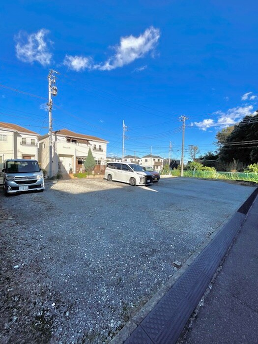 物件外観写真3　(駐車場)