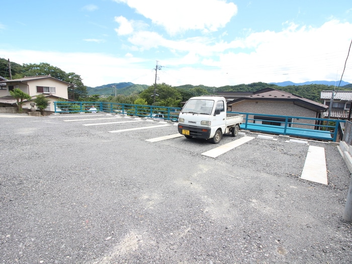 物件外観写真3　(駐車場)