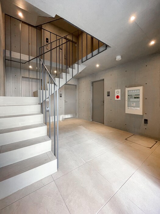 物件外観写真3　(エントランス部分)