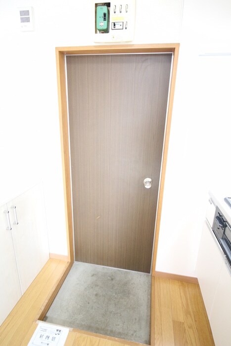 物件内観写真16　(玄関)
