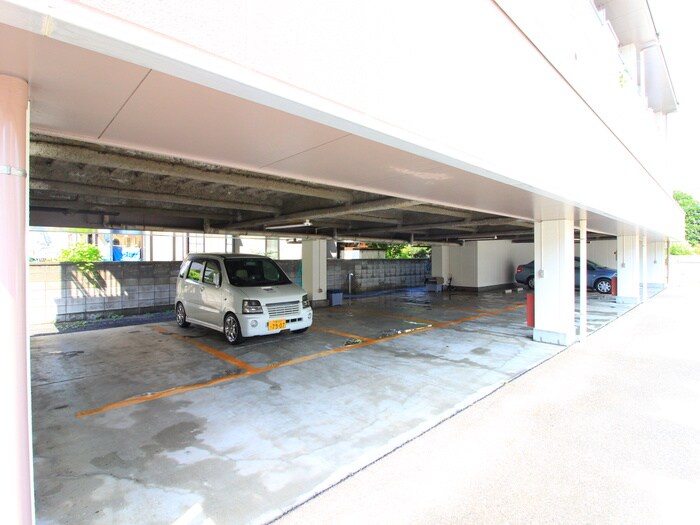 物件外観写真3　(駐車場)