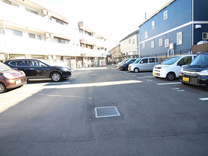 物件外観写真2　(駐車場)