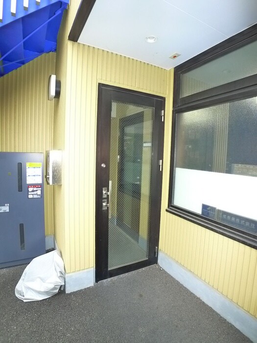 物件外観写真3　(エントランス部分)
