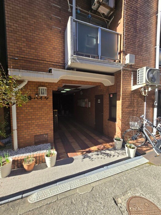 物件外観写真2　(エントランス部分)