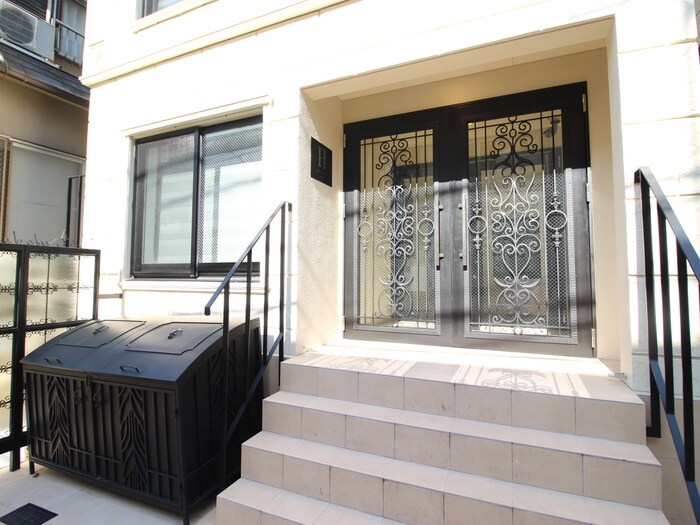 物件外観写真3　(エントランス部分)