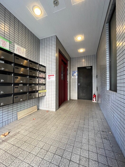 物件外観写真2　(エントランス部分)