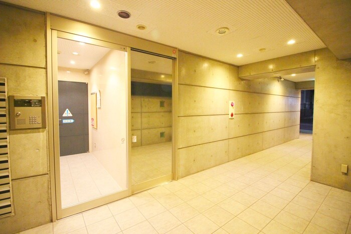 物件外観写真3　(エントランス部分)