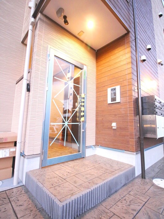 物件外観写真2　(エントランス部分)