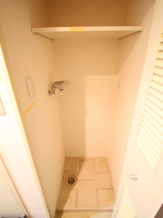 物件内観写真16　(洗濯機置場)