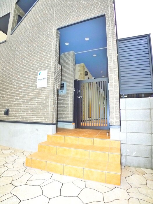 物件外観写真2　(エントランス部分)