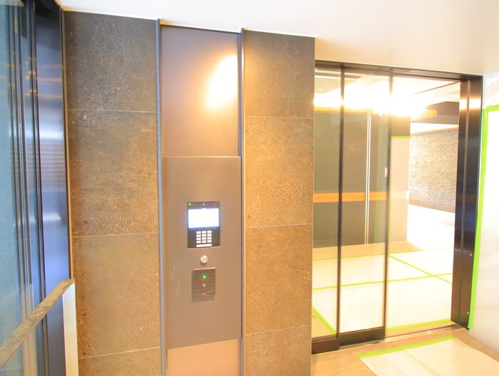 物件外観写真6　(エントランス部分)