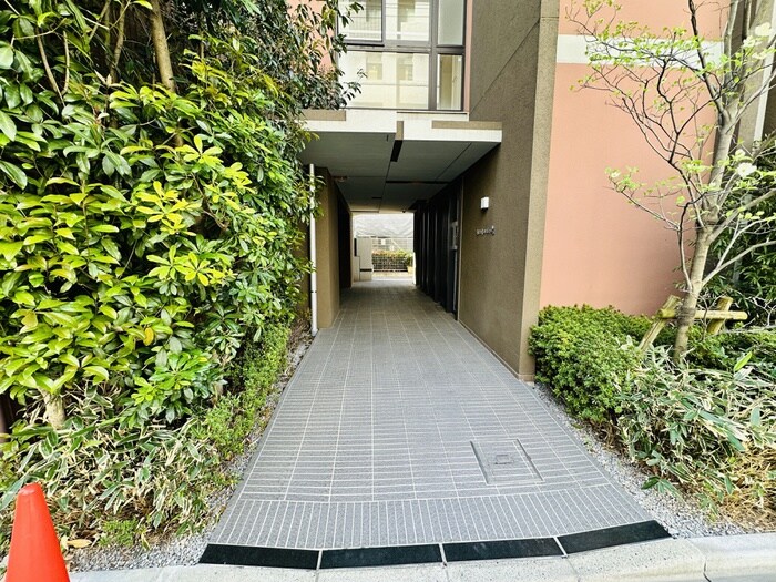 物件外観写真2　(エントランス部分)