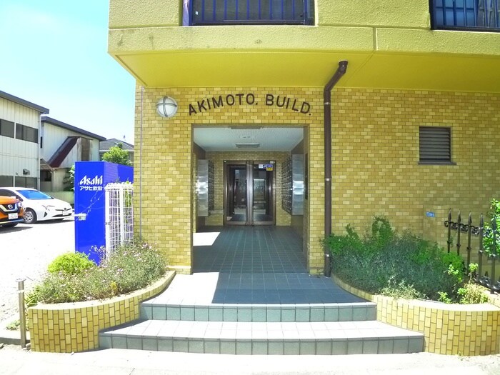 物件外観写真2　(エントランス部分)