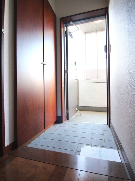 物件内観写真18　(玄関)