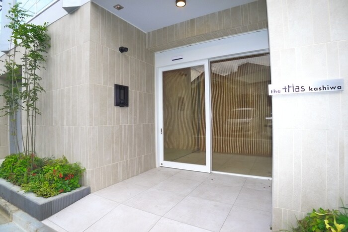 物件外観写真3　(エントランス部分)