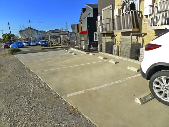 物件外観写真3　(駐車場)