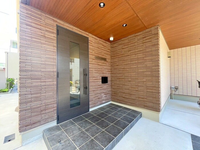 物件外観写真4　(エントランス部分)