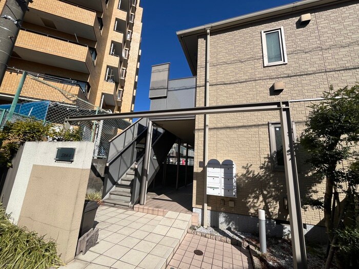 物件外観写真6　(エントランス部分)