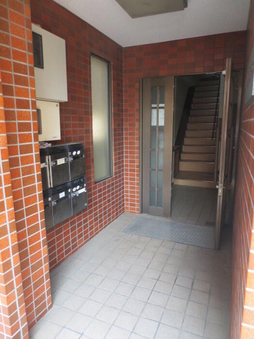 物件外観写真2　(エントランス部分)