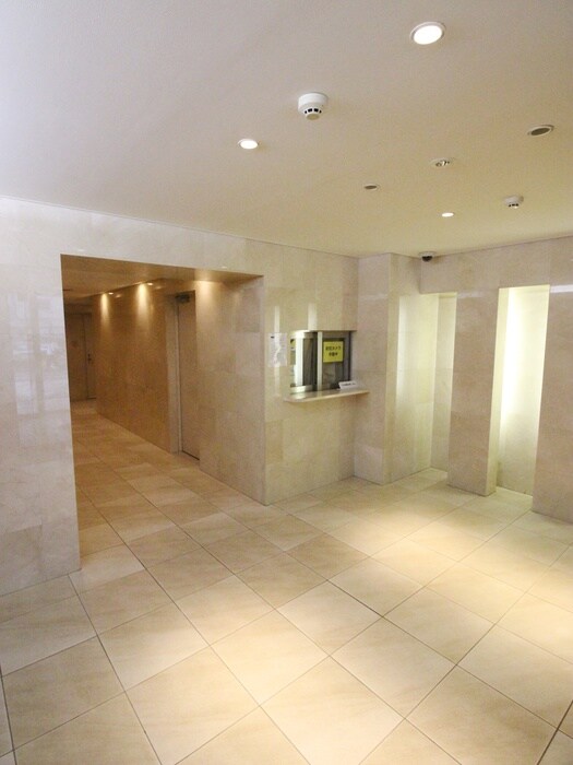 物件外観写真6　(エントランス部分)